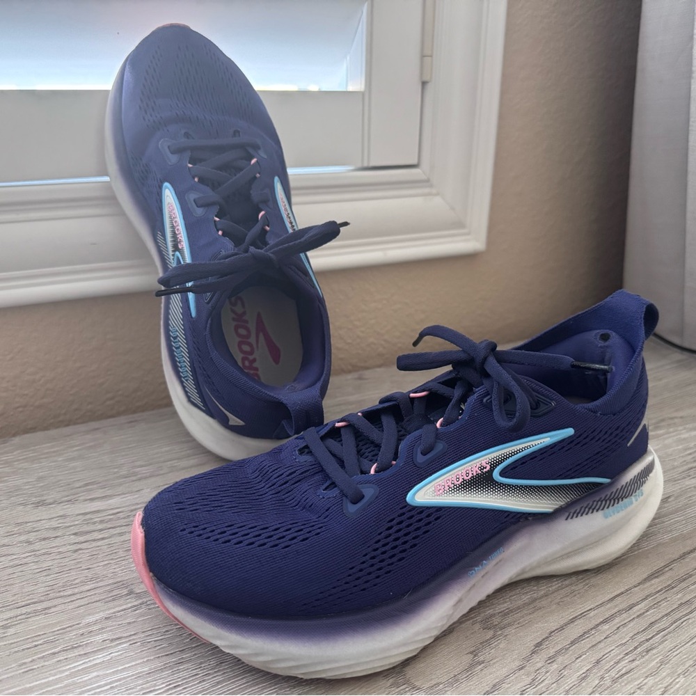 Brooks Glycerin GTS 22 women’s running shoes
Size 7.5 Wide (D)